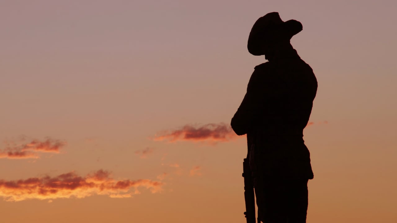 An ANZAC Soldier statue in the evening light (© t_rust/iStock/Getty Images Plus)
