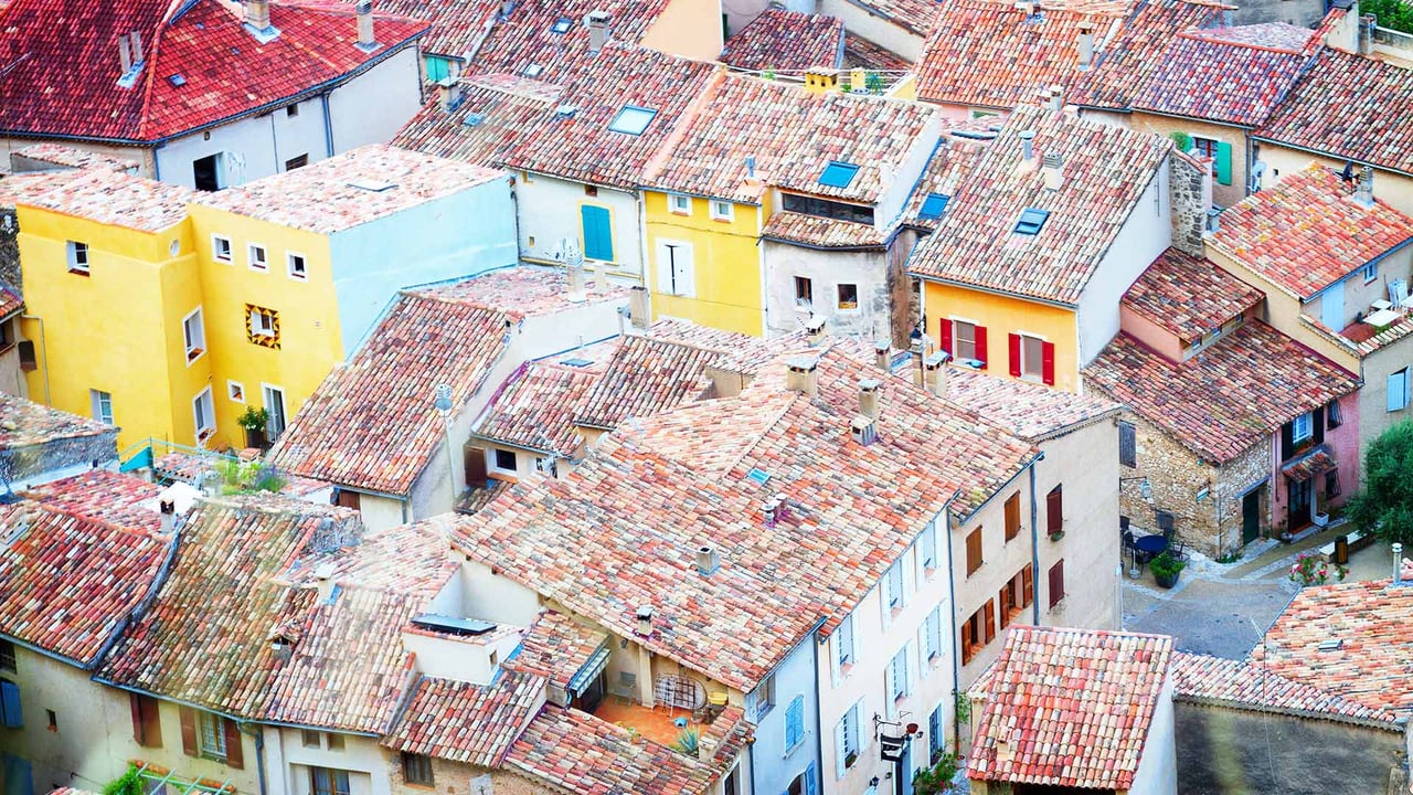 Les toits de Moustiers-Sainte-Marie, Alpes-de-Haute-Provence, France (© Neirfy/Shutterstock)