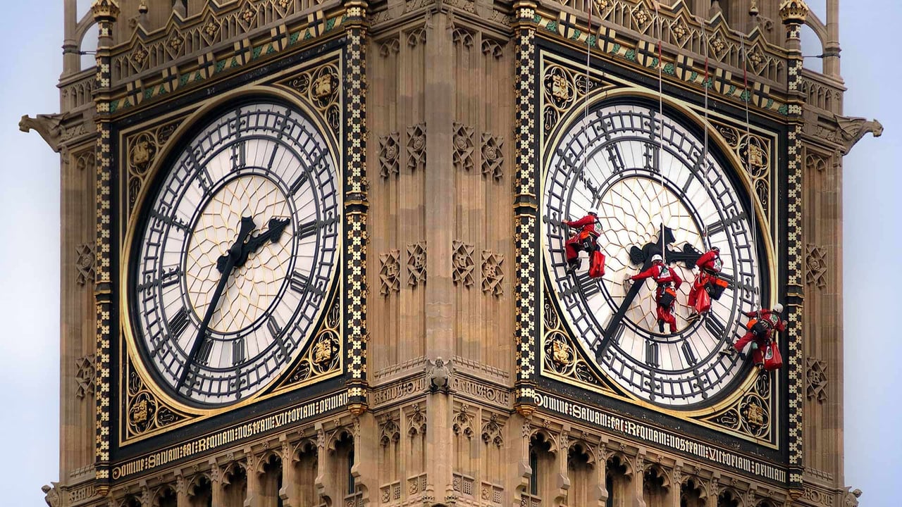 Workers cleaning the clock face of Big Ben in London, England (© Reuters)