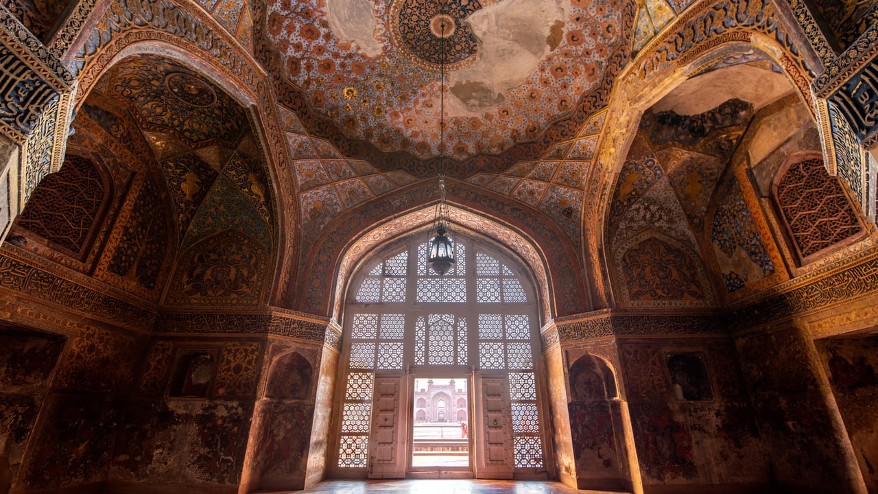 Akbar's tomb, Agra, Uttar Pradesh (© zeelichsheng/Shutterstock)