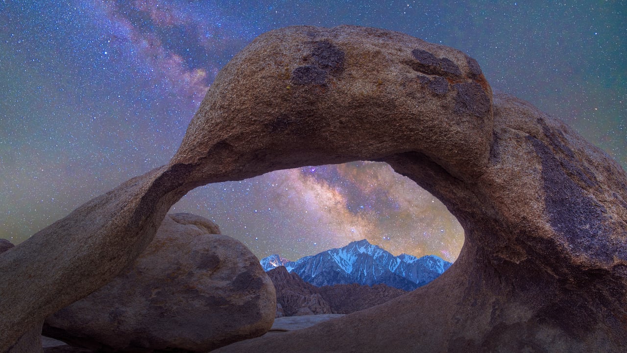 Voie lactée et arche naturelle, Alabama Hills, Sierra Nevada, Californie, États-Unis (© Tim Fitzharris/Minden Pictures)
