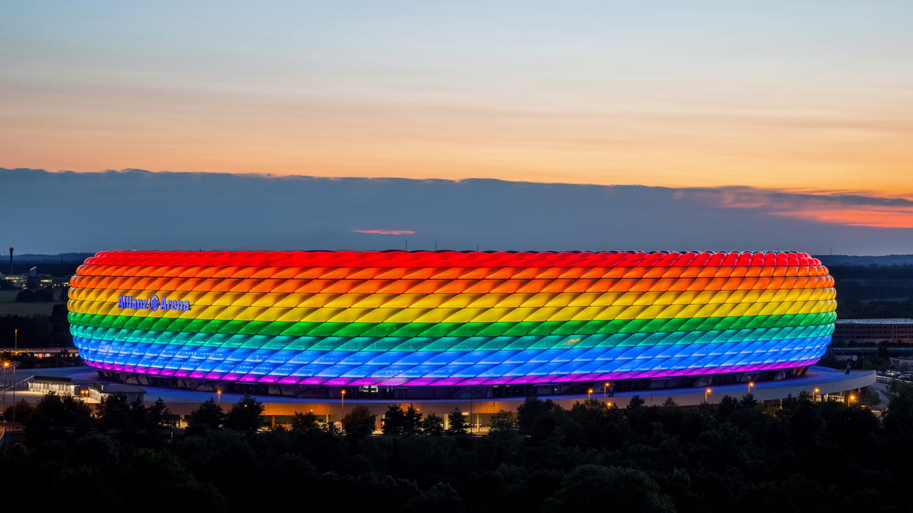 Die Allianz Arena in Regenbogenfarben beleuchtet, München, Deutschland (© Marci Kost/Getty Images)