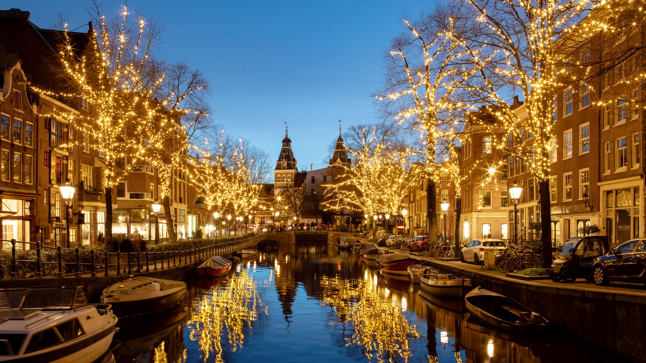 Décorations lumineuses sur le canal Spiegelgracht, Amsterdam, Pays-Bas (© Amith Nag Photography/Getty Images)