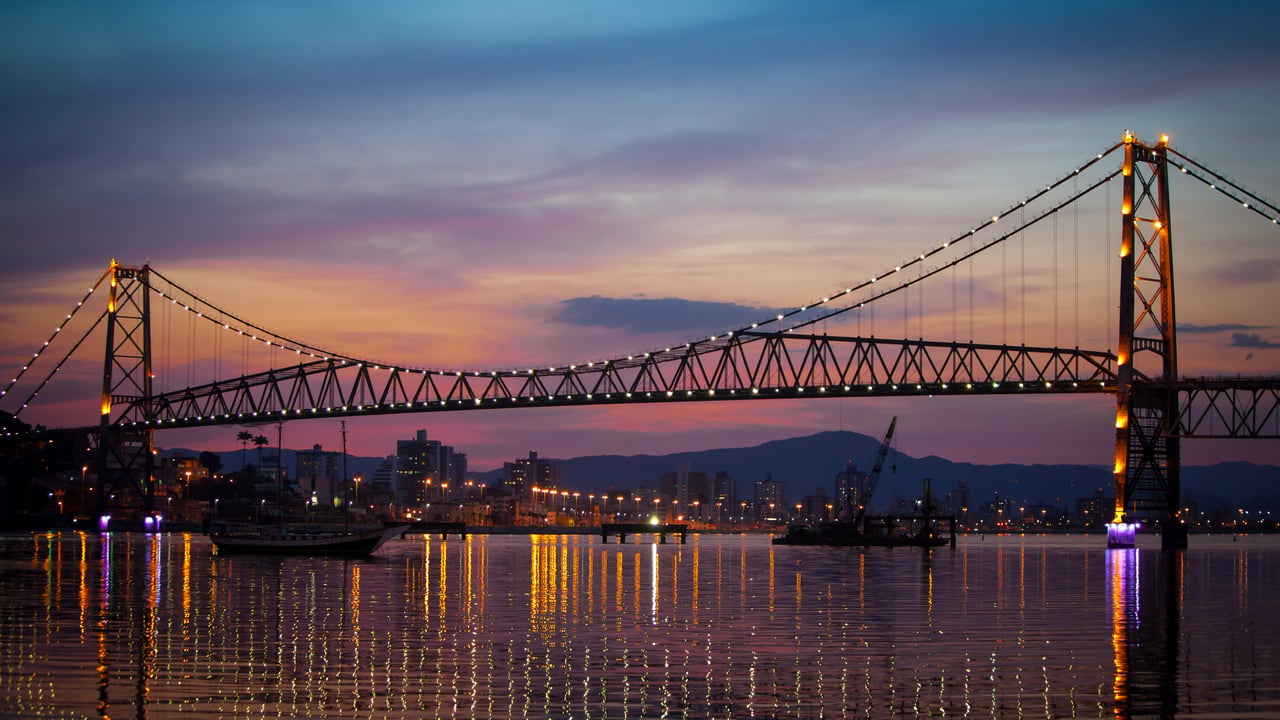 Ponte Hercílio Luz ao pôr do sol, Florianópolis, Brasil (© daniel_wiedemann/iStock/Getty Images Plus)