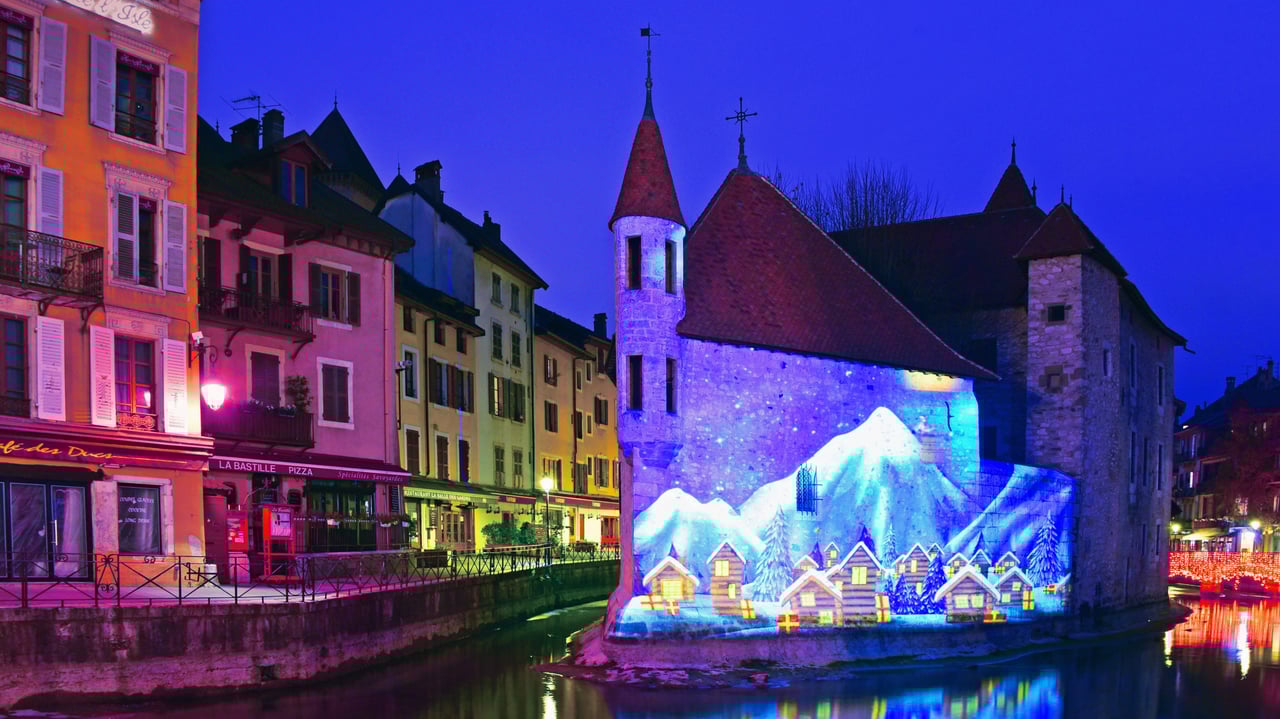 Winter scene illuminated on the Palais de l'Isle in Annecy, Haute Savoie, France (© blickwinkel/Alamy)