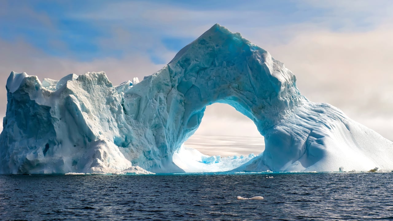 Arche naturelle sculptée dans un iceberg, Antarctique (© Gabrielle/Adobe Stock)