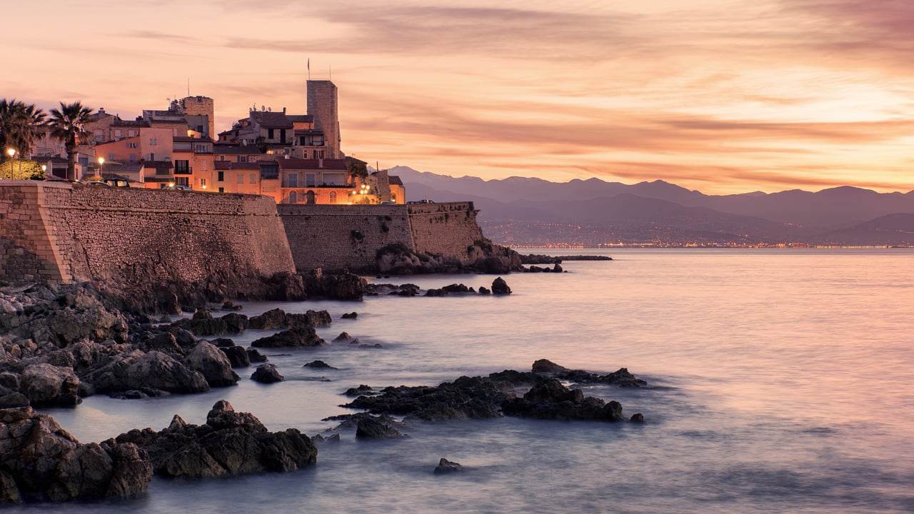 Littoral de la Côte d’Azur à Antibes (© StockByM/Getty Images)