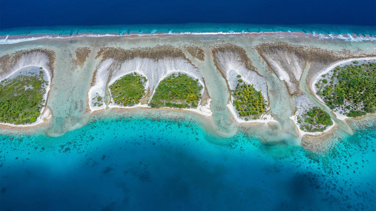 トゥアモトゥ諸島にあるカウエヒ環礁, フランス領ポリネシア (© WaterFrame/Alamy)