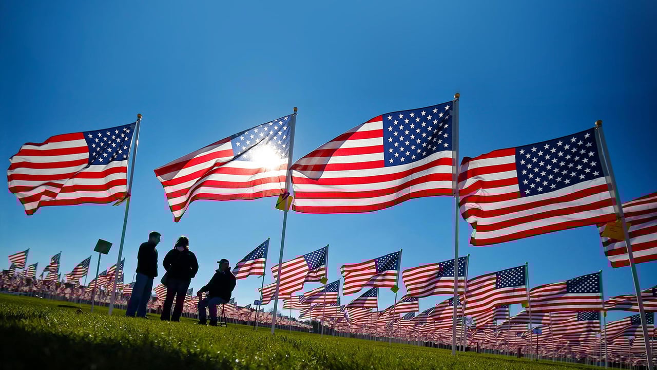 Vietnam War veteran Jake Thorn (seated) talks to visitors in Aurora, Illinois, in 2013 (© Jeff Haynes/Reuters)