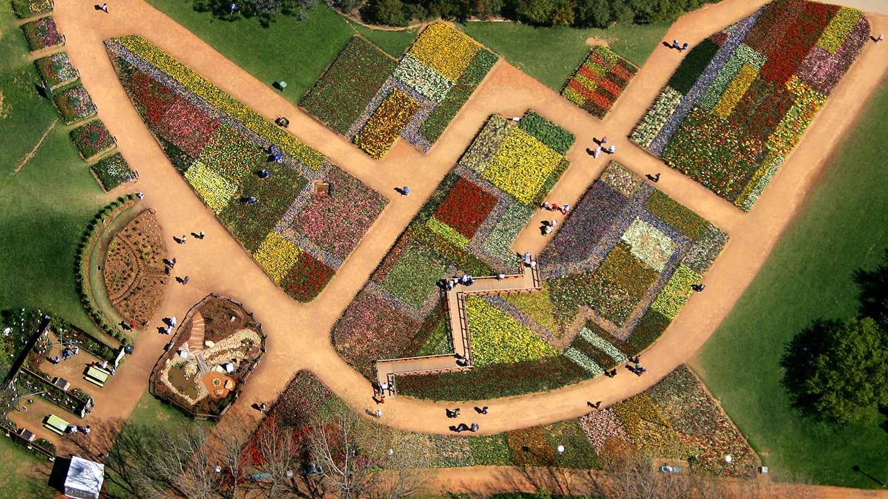 Tourists walk on pathways through a flowerbed design known as ‘The Australian Billabong’ at the Floriade flower festival in Canberra (© REUTERS/TimWimborne)