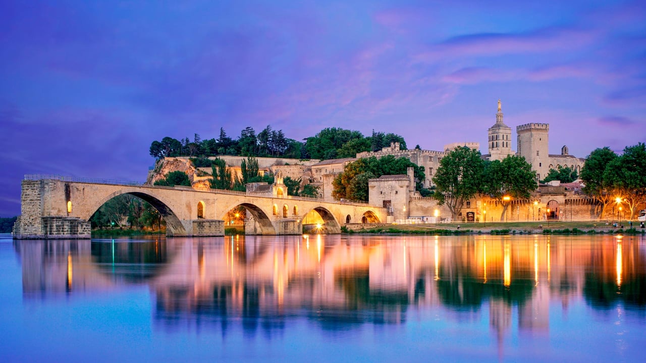 Le pont d’Avignon et le palais des Papes, Provence Alpes Côte d’Azur (© travelstock44/Alamy Stock Photo)