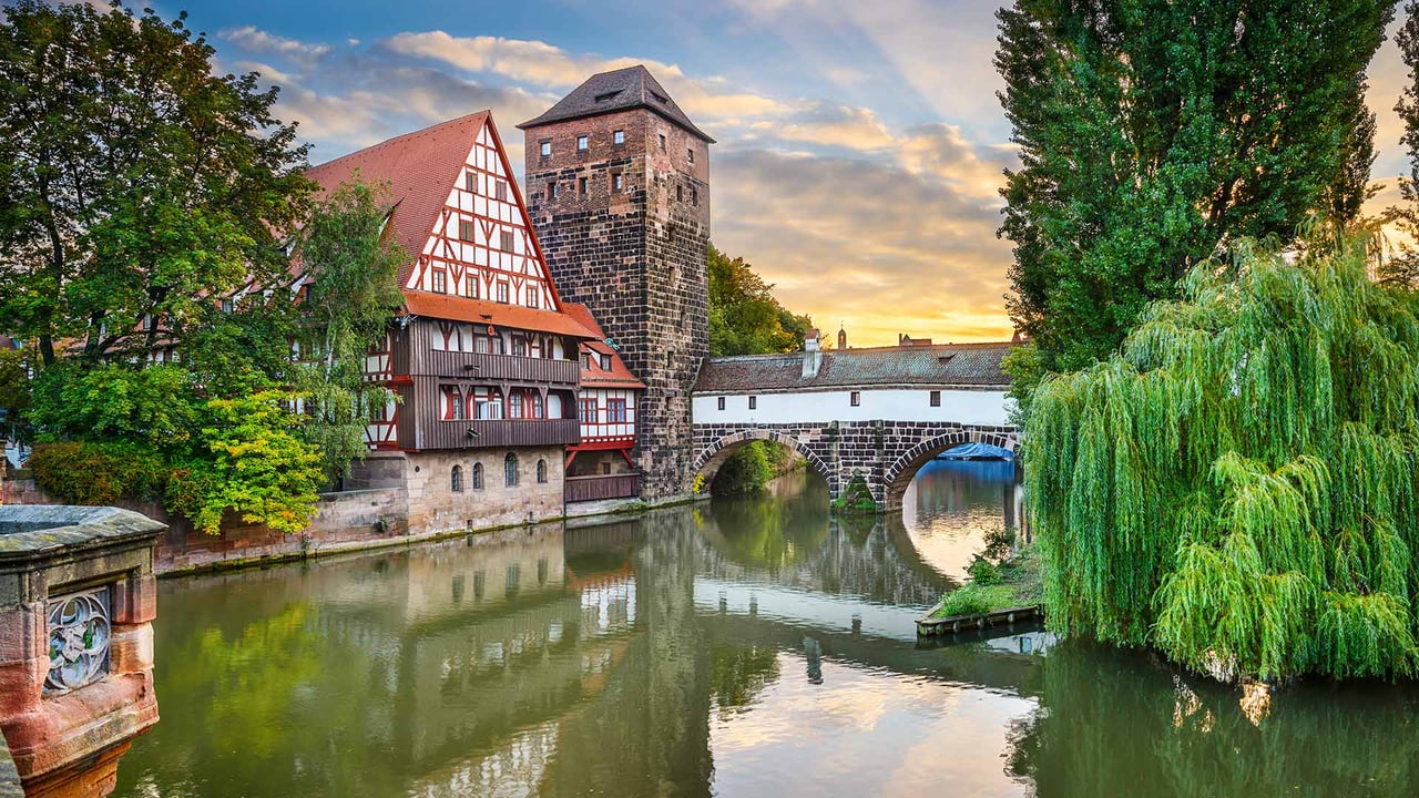 Weinstadel und Wasserturm am Ufer der Pegnitz, Nürnberg, Bayern, Deutschland (© SeanPavonePhoto/Getty Images)