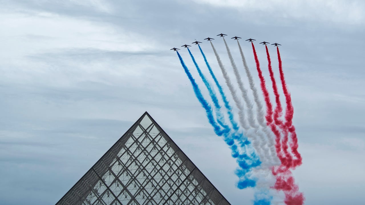 La Patrouille de France au-dessus de la pyramide du Louvre pendant la cérémonie du 14 juillet, Paris (© Aurélien Meunier/Getty Images)