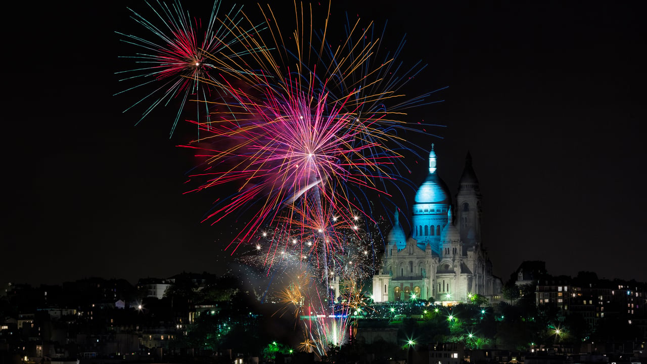 Feux d’artifice face à la basilique du Sacré-Cœur, Montmartre, Paris (© marc_land/Getty Images)