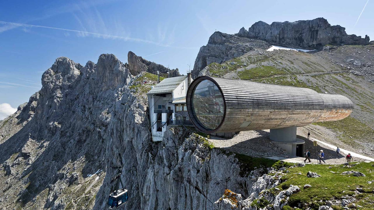 Natur-Informationszentrum Bergwelt Karwendel mit der Bergstation der Karwendelbahn und der Westlichen Karwendelspitze, Mittenwald, Bayern (© Reinhard Schmid/Huber/eStock Photo)