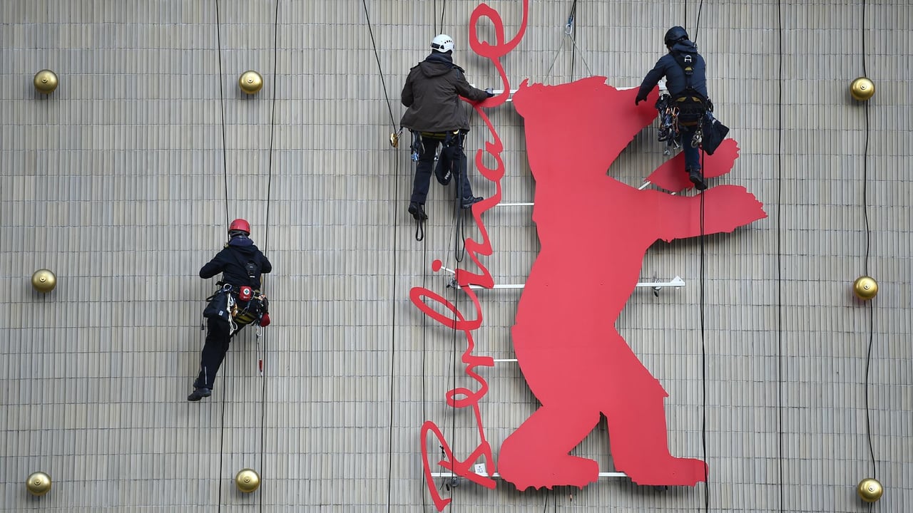 Industriekletterer besteigen den Berlinale-Bären im Kino Zoo-Palast, Berlin (© Britta Pedersen/dpa/Alamy Live News)