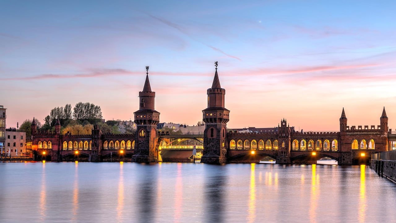 Die Oberbaumbrücke über die Spree in Berlin, Deutschland (© elxeneize/Alamy Stock Photo)