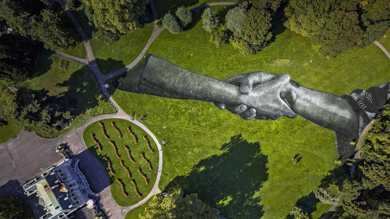 Artist Saype's 'Beyond Walls' installation in the Parc de la Grange, Geneva, Switzerland (© Valentin Flauraud/Shutterstock)