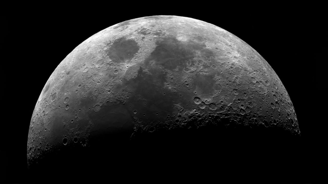The moon's surface seen through a telescope (© Sergey Kuznetsov/Getty Images)