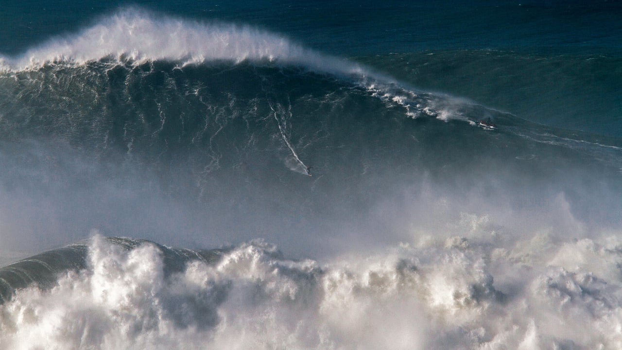 Rodrigo Koxa riding the biggest wave ever surfed, on Nov 8, 2017, off the coast of Nazaré, Portugal (© Pedro Cruz/AP Photo)