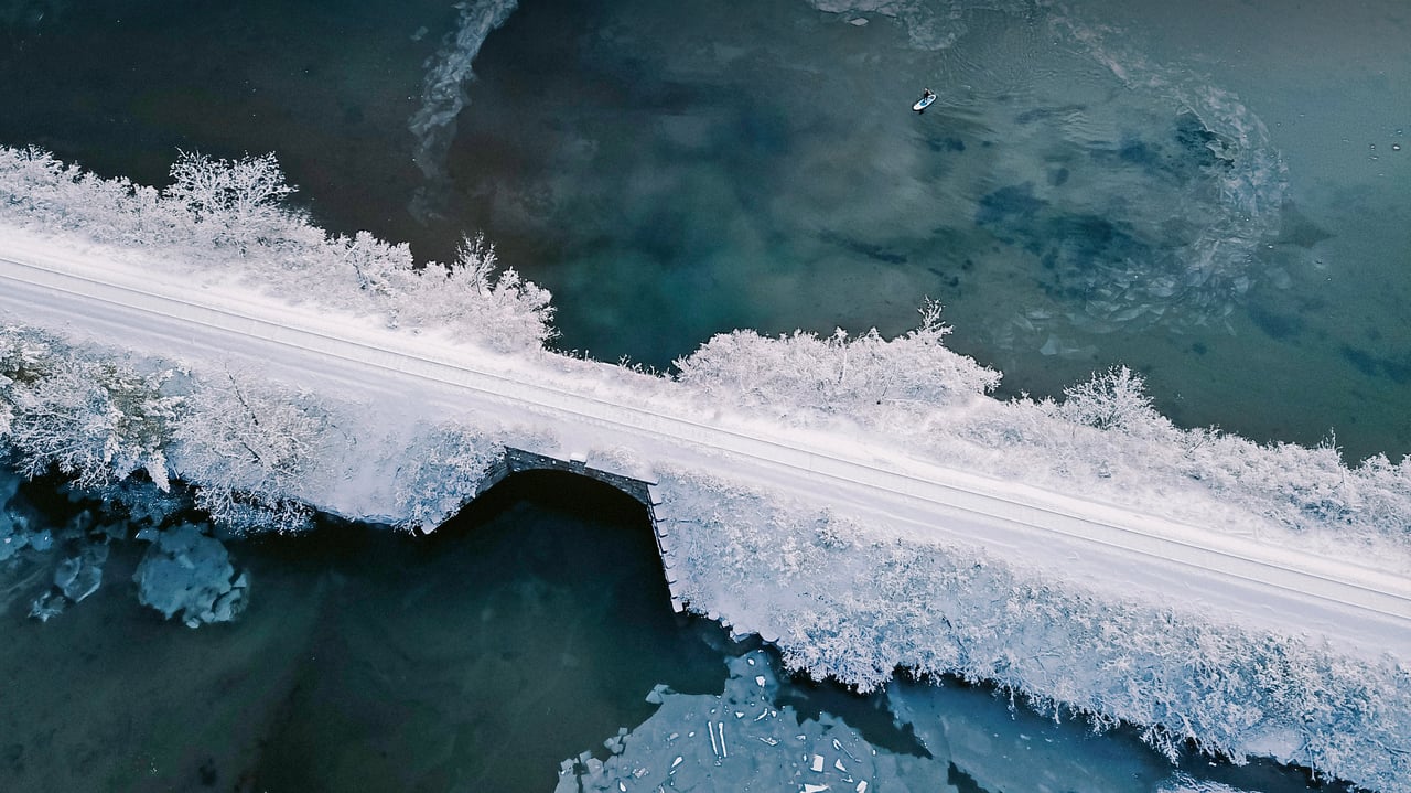 Paddleboarder in Bloody Brook, alongside the Connecticut River in Hanover, New Hampshire (© DEEPOL by plainpicture)
