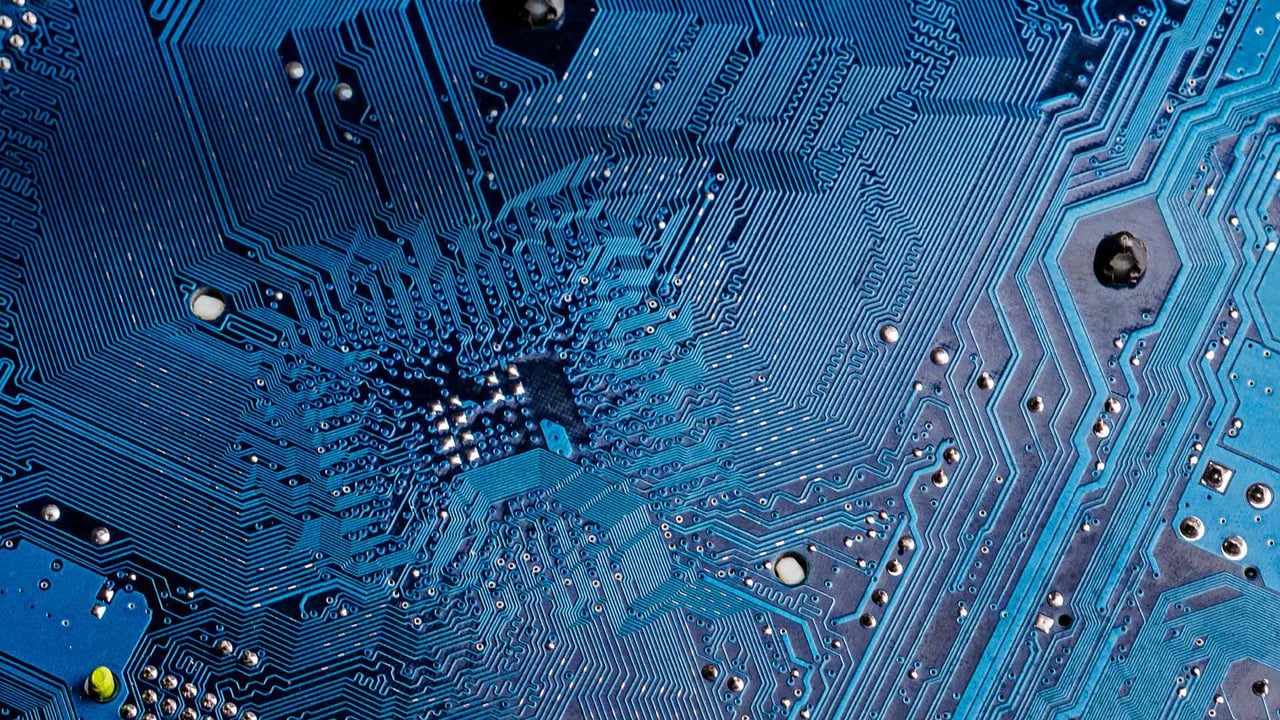 Circuit board of a computer (© Bobkov Evgeniy/Shutterstock)