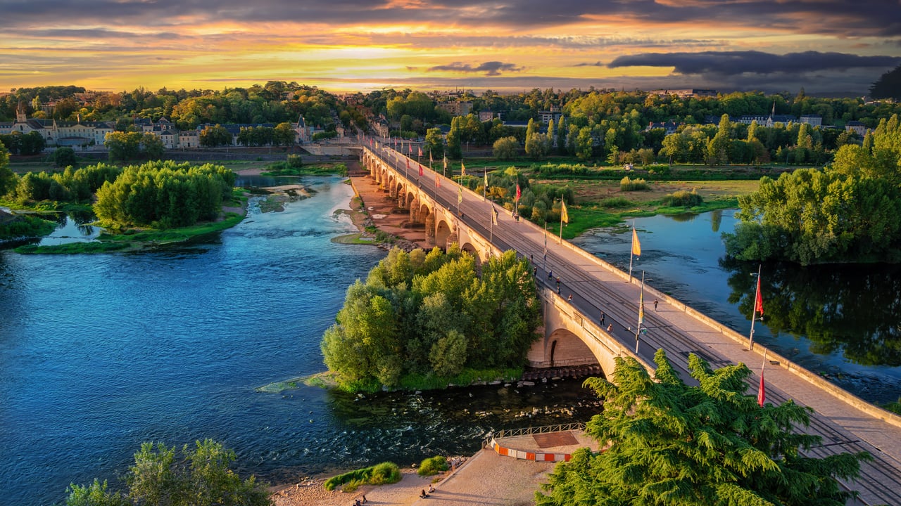 Vue aérienne du pont Wilson sur la Loire au crépuscule, Tours (© Cristian Mircea Balate/Getty Images)