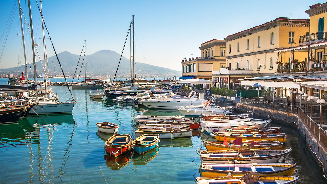 A Borgo Marinari, sul Golfo di Napoli, Campania, Italia (© Siegfried Schnepf/Getty Images)