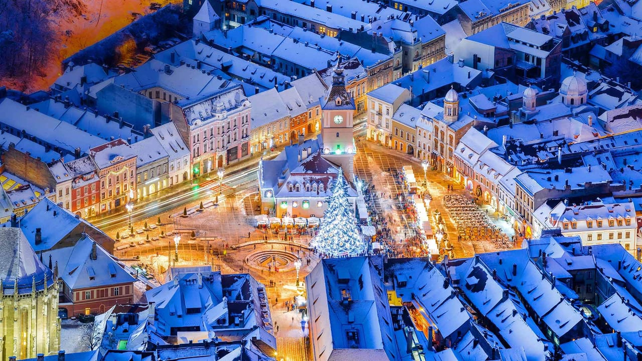 Christmas market in the main square of Braşov, Romania (© Alpineguide/Alamy)