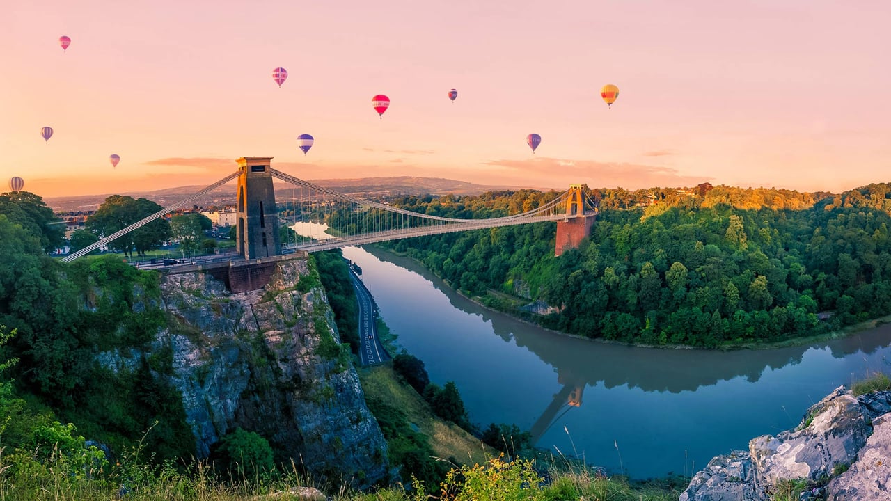 Hot air balloons over Clifton Suspension Bridge at sunrise, Bristol (© Rich Jones Photography/Getty Images)