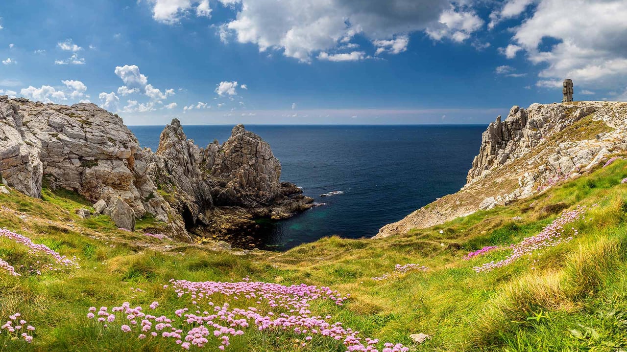 Pointe de Pen-Hir et le monument aux Bretons de la France libre sur la presqu’ile de Crozon, Bretagne (© DaLiu/Shutterstock)
