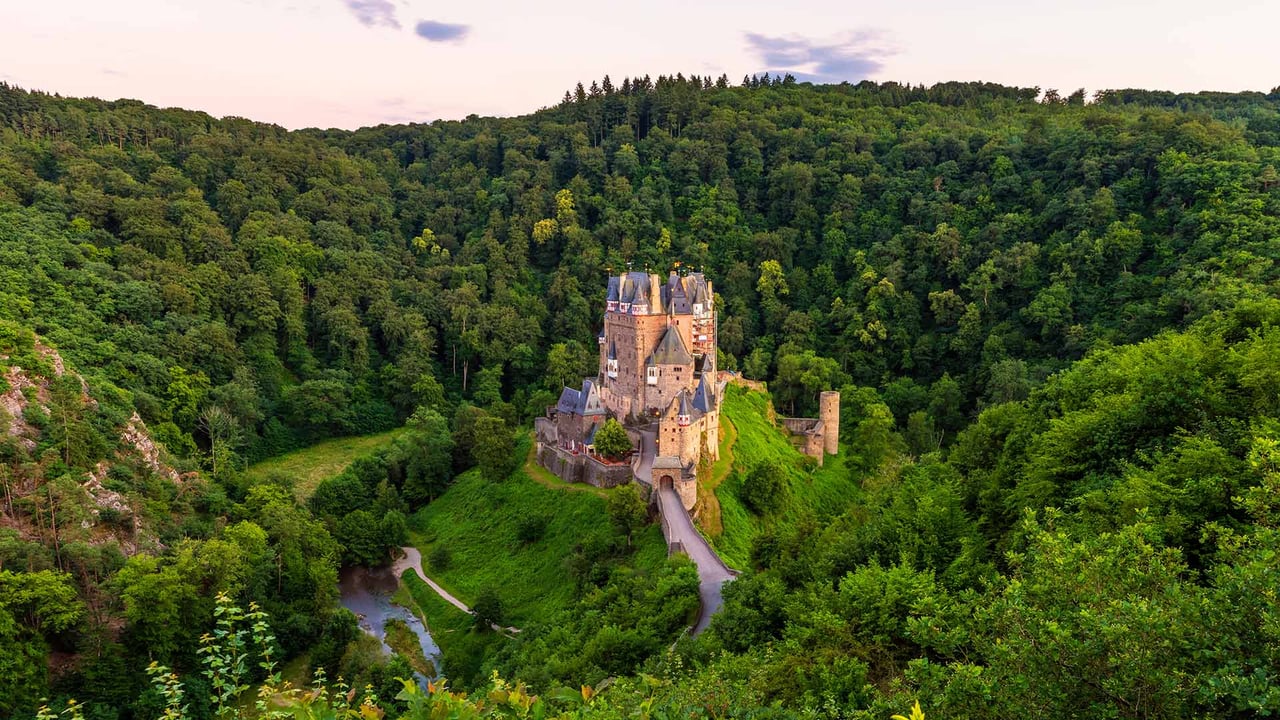 Burg Eltz, Rheinland-Pfalz (© Allard Schager/Alamy Stock Photo)