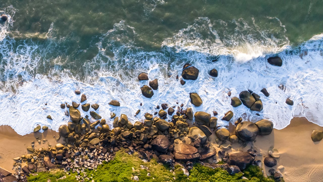Praia de Taquaras no Balneário Camboriú, Santa Catarina (© MaRabelo/Getty Images)