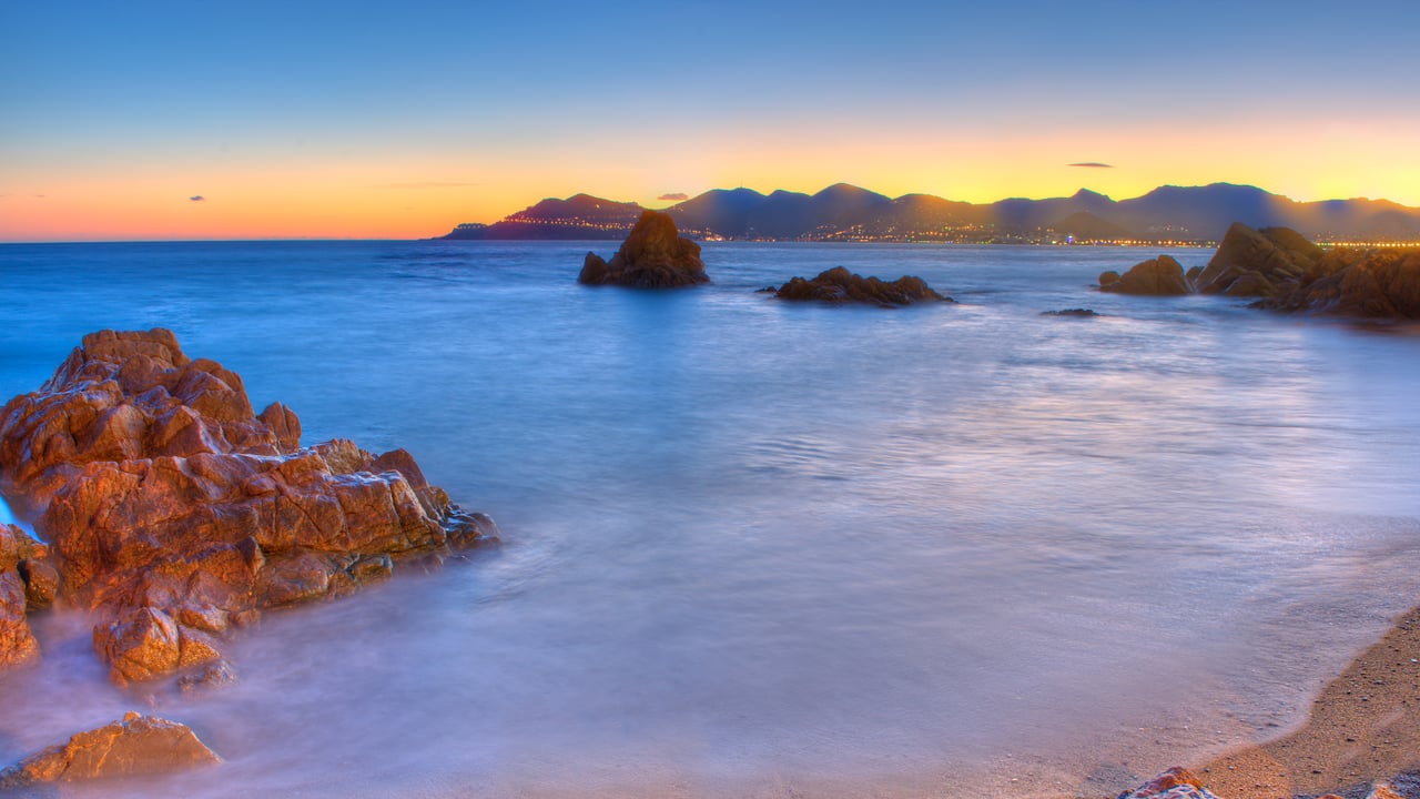 Baie de Cannes au crépuscule, Côte d'Azur (© Jean-Pierre Pieuchot/Getty Images)