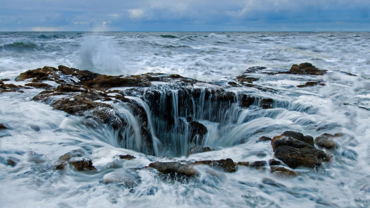 Thor's Well at Cape Perpetua on the Oregon coast (© Cavan Images/Offset by Shutterstock)