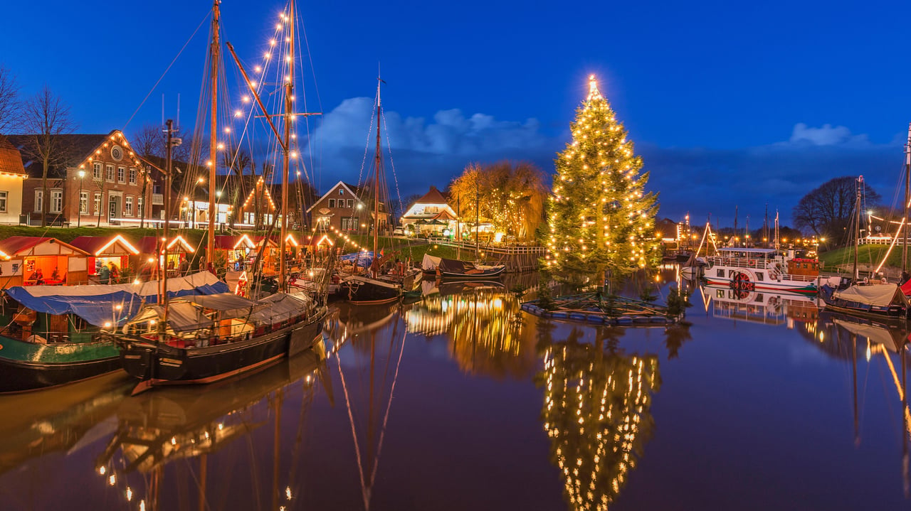 Schwimmender Weihnachtsbaum im Museumshafen Carolinensiel, Niedersachsen (© Manfred Habel/mauritius images GmbH/Alamy Stock Photo)