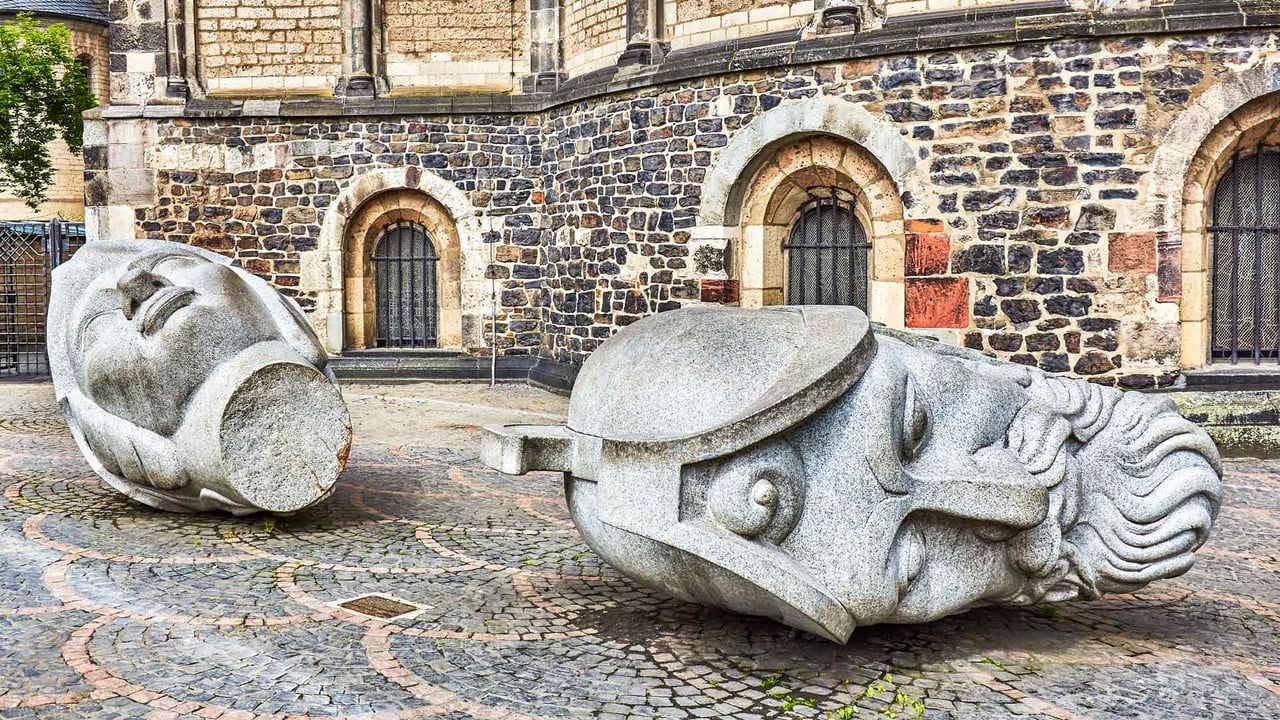 Köpfe des Heiligen Cassius und Florentius vor dem Bonner Münster, Bonn (© Peter Unger/Getty images)