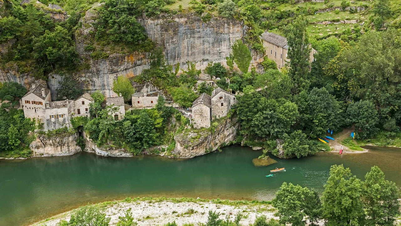 Castelbouc and the Gorges du Tarn along the Tarn river in France (© Stefan Schurr/Westend61/Offset)