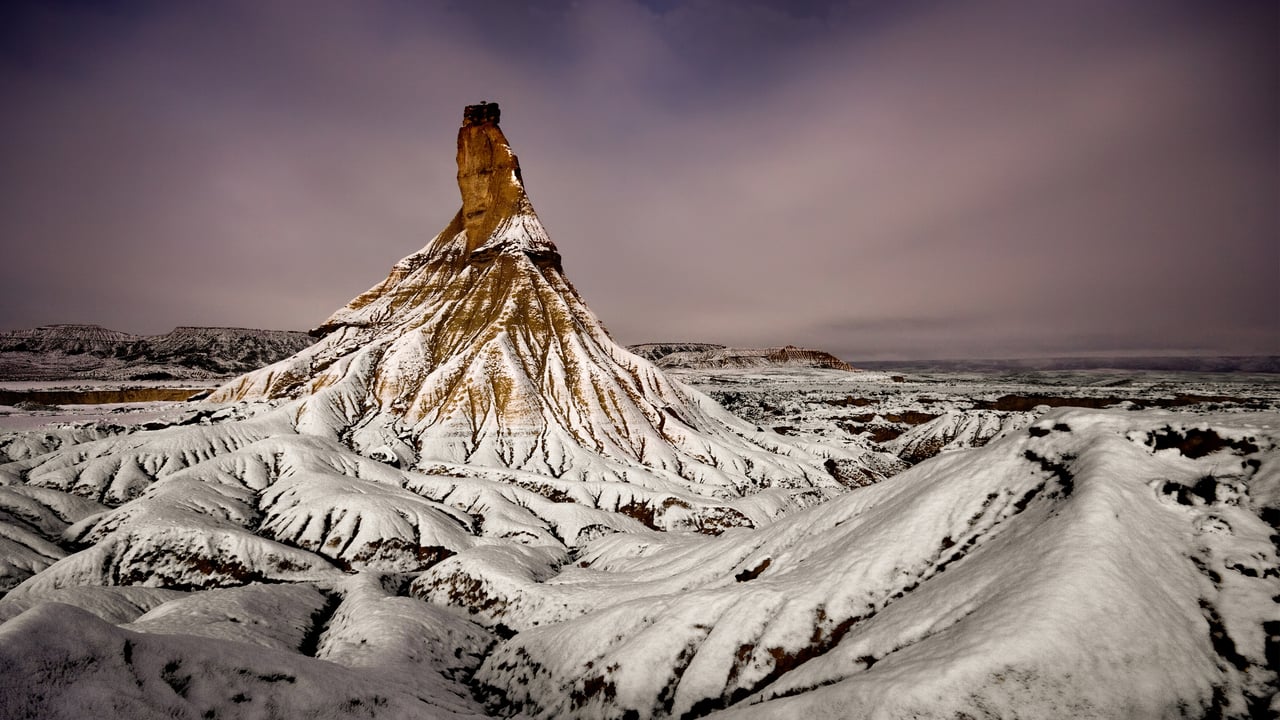 Pico Castildetierra cubierto de nieve en el Parque Natural de las Bardenas Reales, Valtierra, Navarra, España (© Martin Zalba/Getty Images)