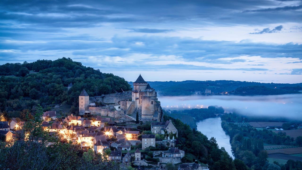 Château de Castelnaud avant le lever du soleil, Dordogne, France (© Gareth Kirkland/Alamy Stock Photo)