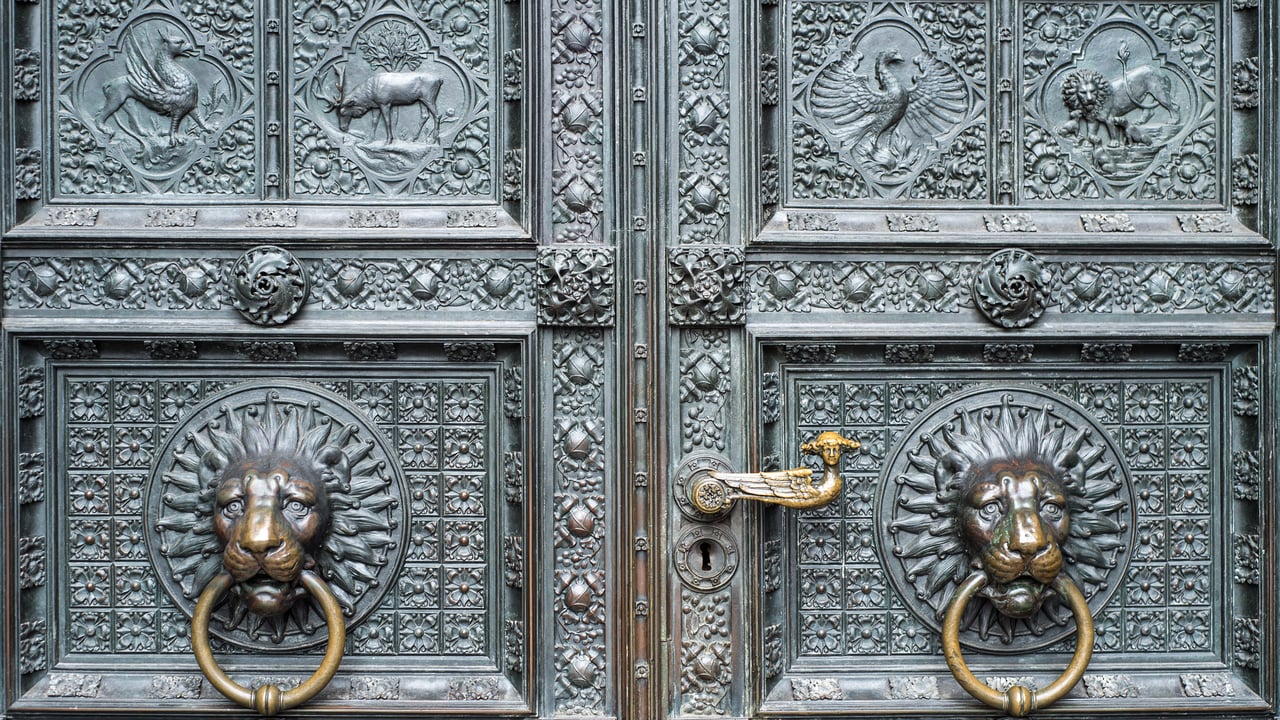 Eingangsbereich des Kölner Doms, Nordrhein‑Westfalen (© ALFSnaiper/Getty Images)