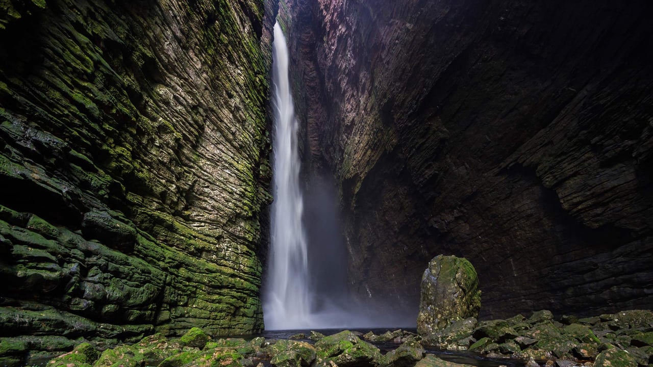Cachoeira da Fumacinha, Chapada Diamantina, Bahia, Brazil (© Rtzstudio/Shutterstock)