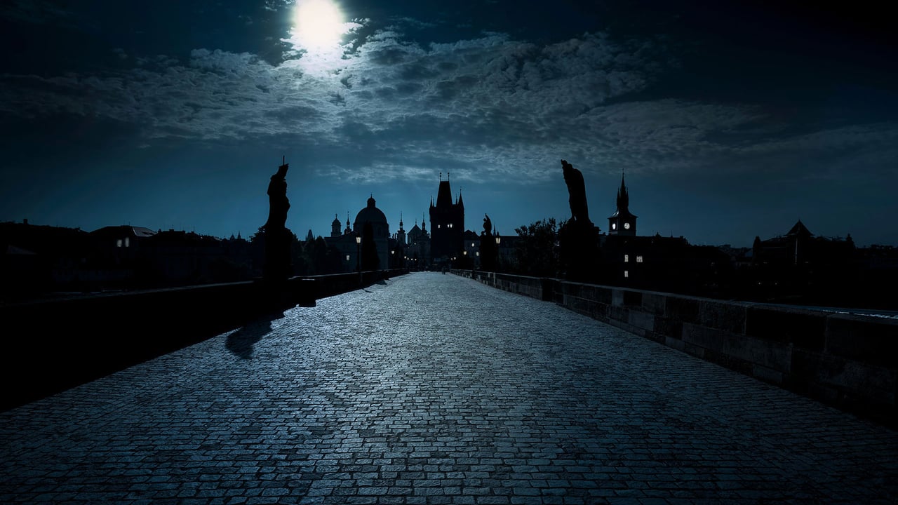 Charles Bridge over the Vltava River in Prague, Czech Republic (© Martin Moxter/Offset)
