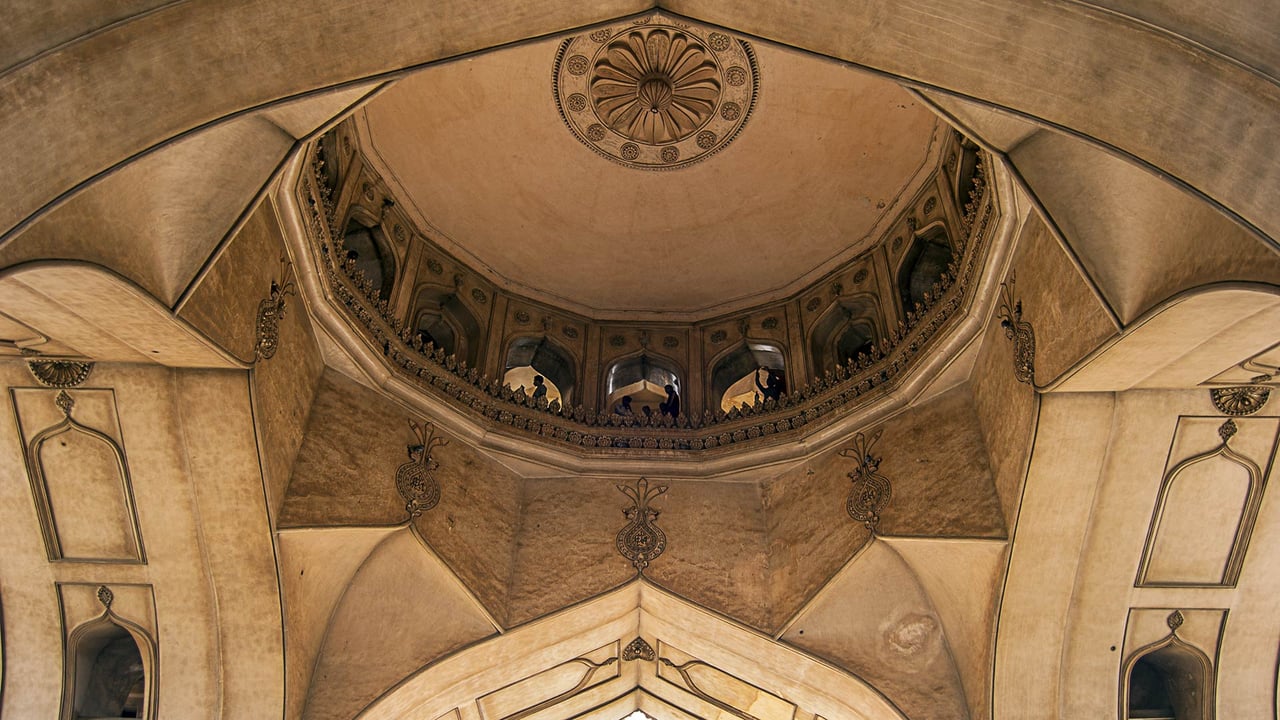 The dome of the Charminar, Hyderabad (© Sujith Gopinath/shutterstock)