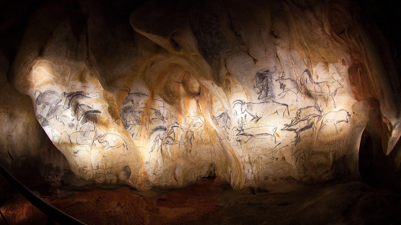 Life-size replica of Chauvet  cave art in Vallon-Pont-d'Arc, France (© Audrey Poree/Alamy)