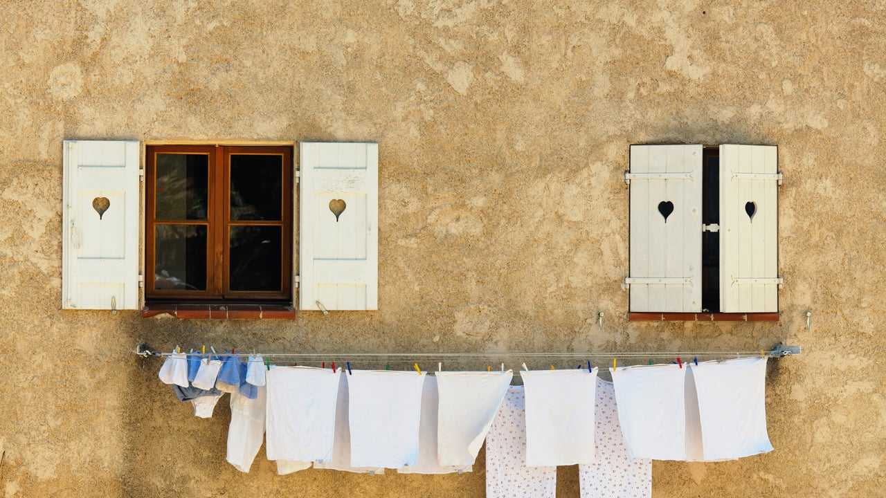 Du linge qui sèche aux fenêtres d’une maison, Barjols, Var, Provence-Alpes-Côtes d'Azur (© mammuth/Getty Images)