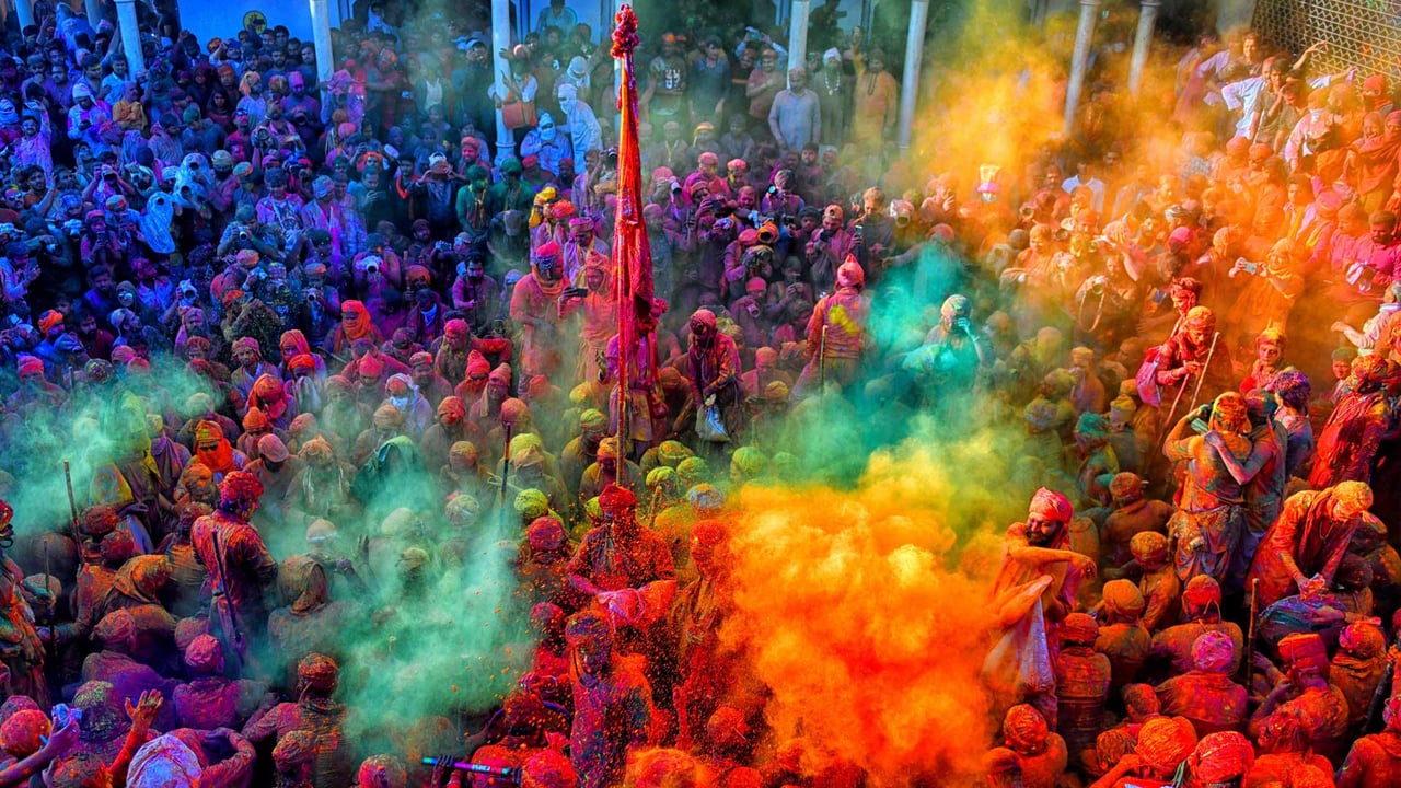 Celebrating Holi in Mathura, Uttar Pradesh, India (© Avishek Das/SOPA Images/LightRocket via Getty Images)