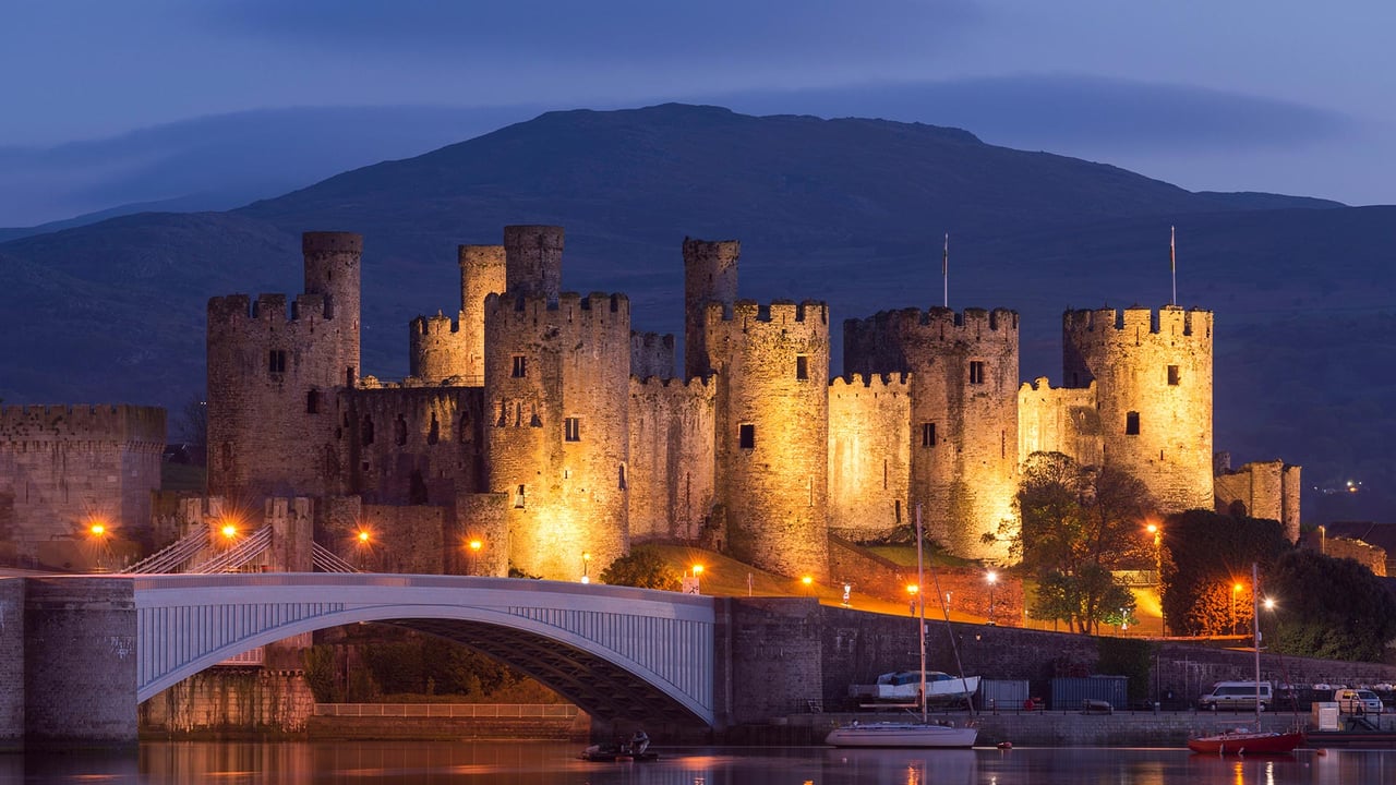 Conwy Castle illuminated at night, Conwy (© Jon Arnold/DanitaDelimont.com)