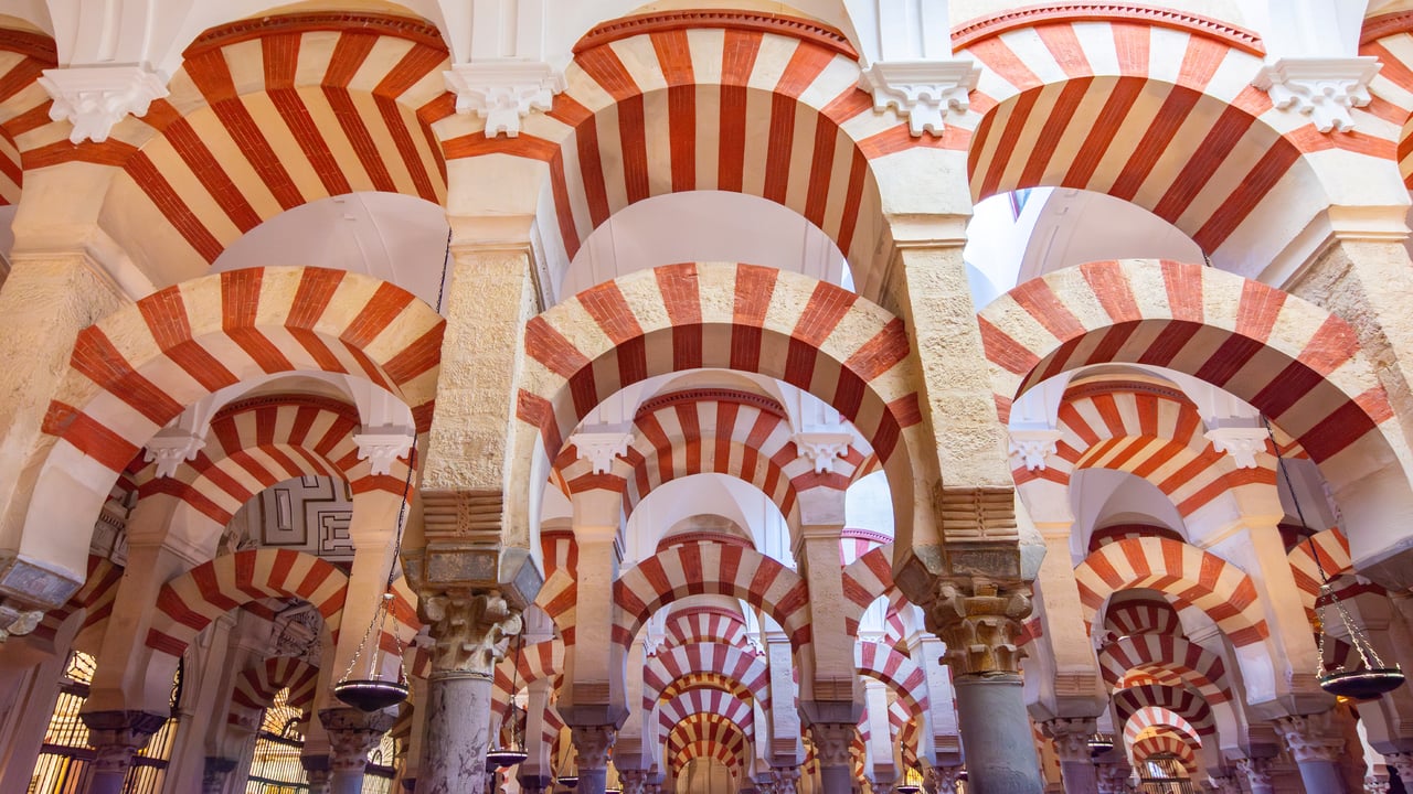 Intérieur de la Mosquée-Cathédrale de Cordoue, Andalousie, Espagne (© Elena Zolotova/Getty Images)