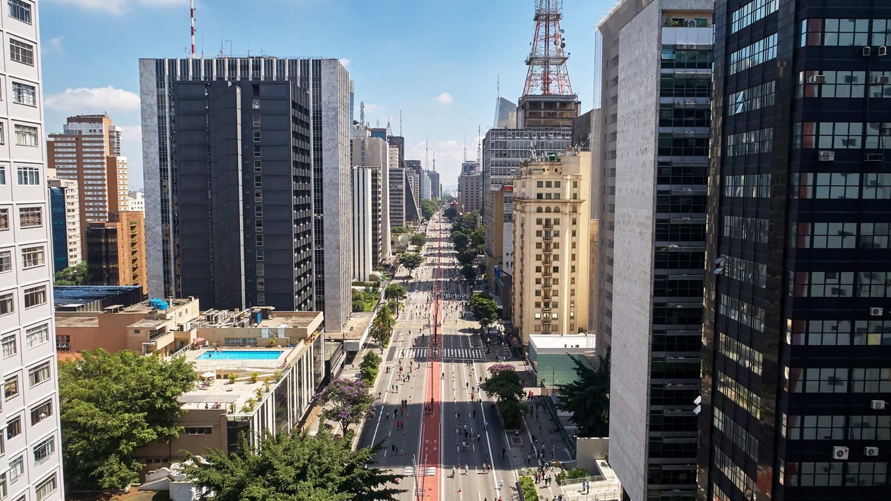 Vista aérea da Avenida Paulista na cidade de São Paulo (© cifotart/Getty Images)